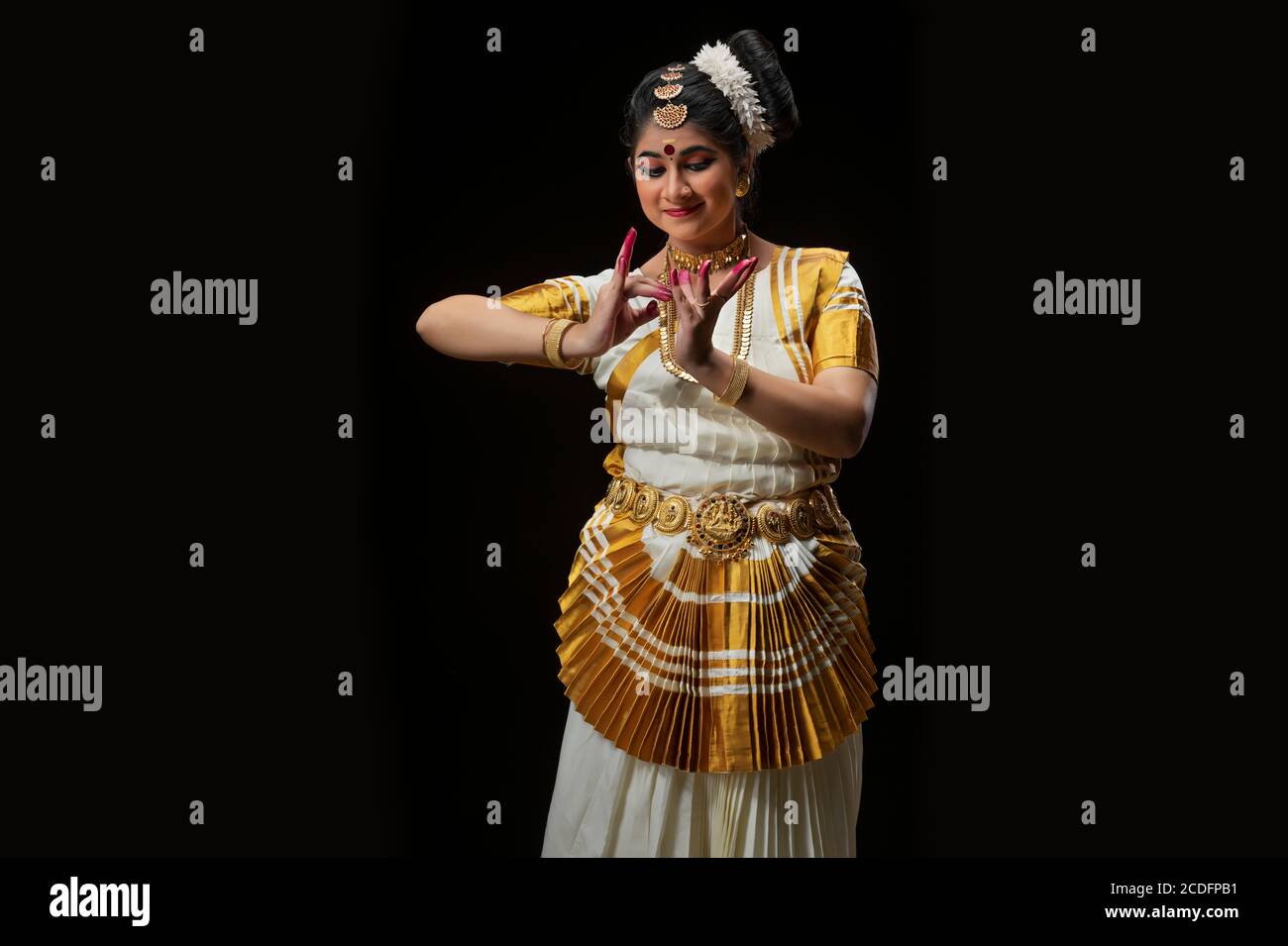 Ballerina Mohiniattam che esegue la danza raffigurante nettare di ape che beve da un fiore Foto Stock