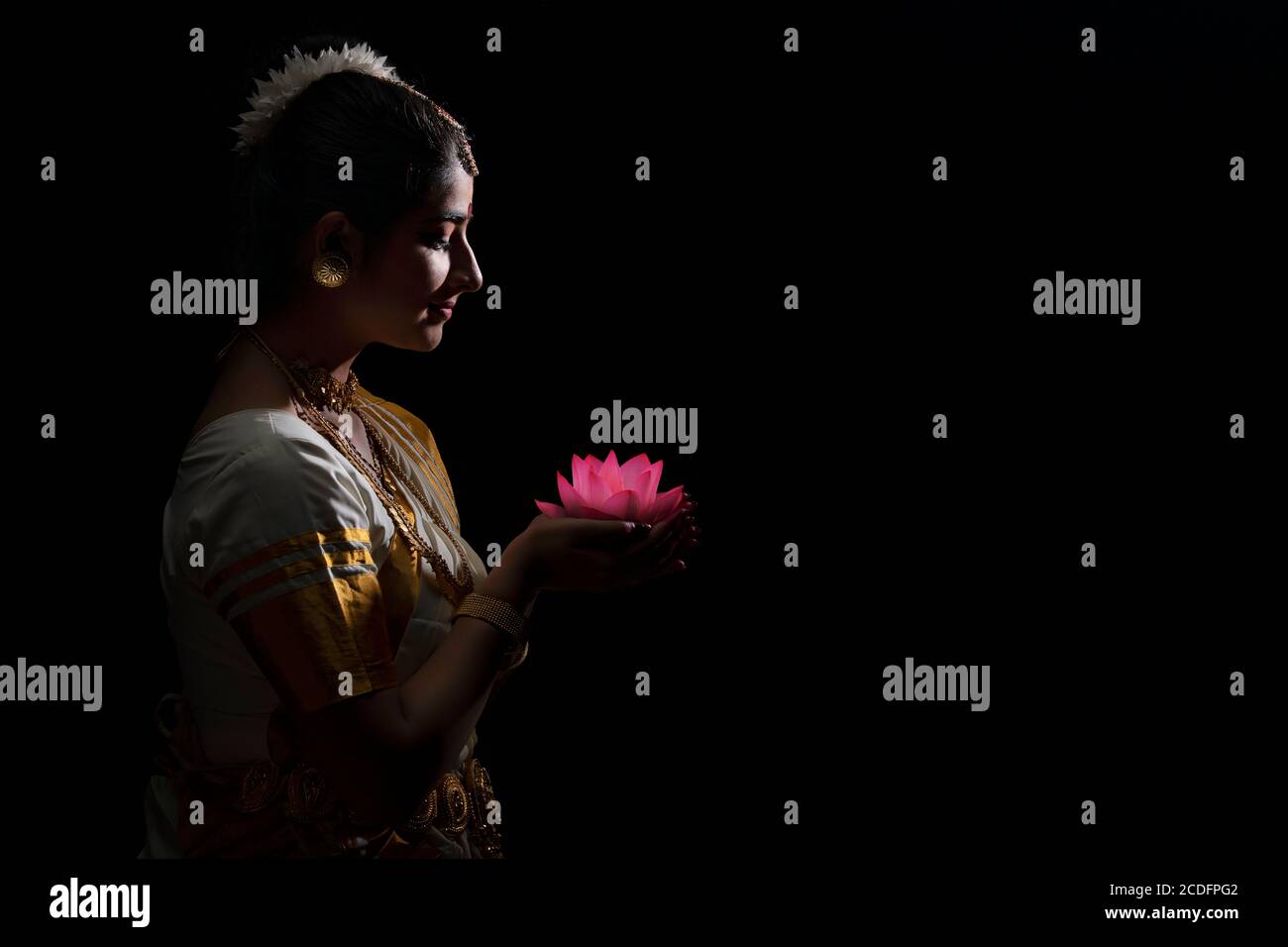 Mohiniattam artista sorridente a un fiore di loto in mano Foto Stock