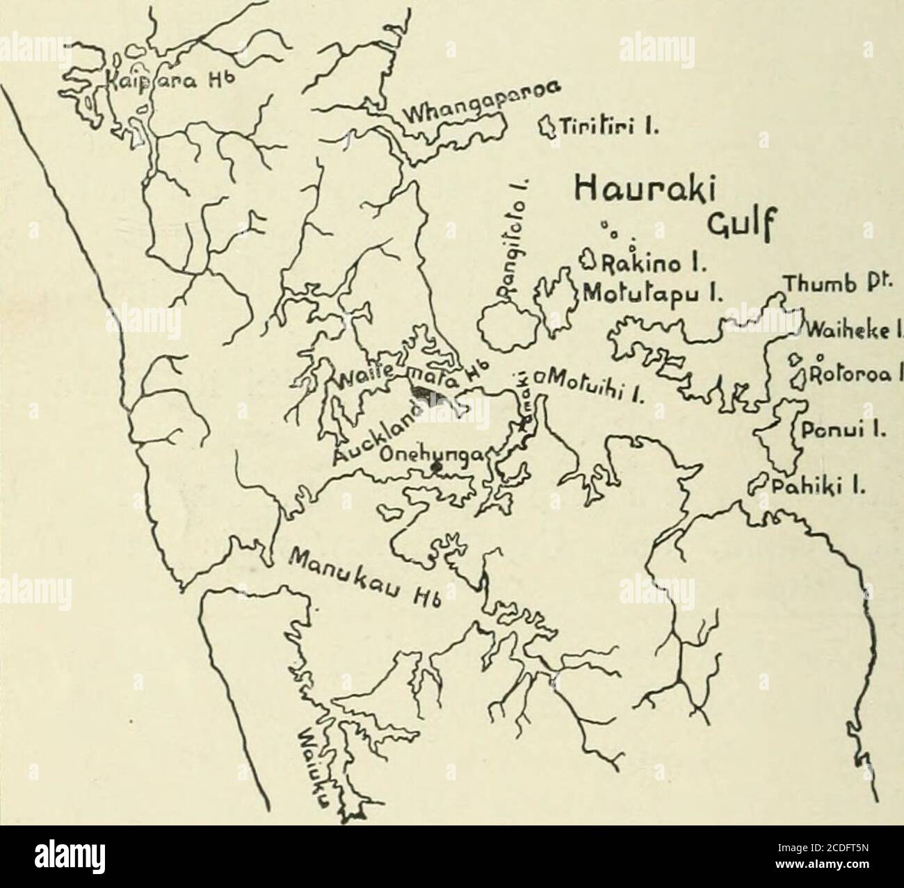 . La geografia della Nuova Zelanda. Storico, fisico, politico, e commerciale. Fine di questa regione, e Cape Liunaway è il promontorio del capo. Da Opotiki a Mercury Bay la linea costiera è orlata da materiale vulcanico. Per quasi tutta questa distanza è fiat e basso, qui e là i fogli di lava solidi sono stati ritagliati in ripide scogliere Una caratteristica che è particolarmente percepibile tra Tauranga e Mercury Bay sul lato orientale del Coromandel Peninsula.parecchi fiumi di dimensioni abbastanza grandi entrano nella baia di Plenty, ma sono tutti ostruiti da bar, e vasi onlySmall ca Foto Stock