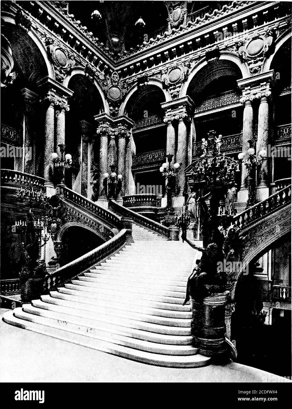 . Una breve storia dell'arte . IIEXRI EnOrABD INCROCIARE IL MODELLO esempio di tocco diviso. SCALA DEL TEATRO DELL'OPERA, PARIGI magnificosamente ornata, questo per molti anni Ijecame tlie accettato stile per teatri e teatri d'opera. ARCHITETTURA DEL NINETEENTHCENTURY entro la fine del Settecento il mondo moderno conosce ormai il Classico Greco, in contrasto con il Classico Romano e la riproduzione romana del Greco. Ciò è dovuto all'esplorazione della Grecia, eal resoconto coscienzioso dei suoi monumenti realizzato da Stuart e Revett, che era stato inviato fuori in 1751 dalla società di Londra Foto Stock