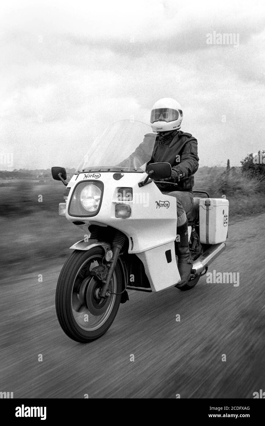 Tim Holmes motociclista cavalca la moto Norton Interpol 2 con il suo rotore doppio raffreddato ad aria 588 cc (35.9 cu in) Wankel rotativa motore vicino alla fabbrica Norton a Shenstone, Lichfield, Staffordshire. 10 agosto 1987. Foto: Neil Turner Foto Stock
