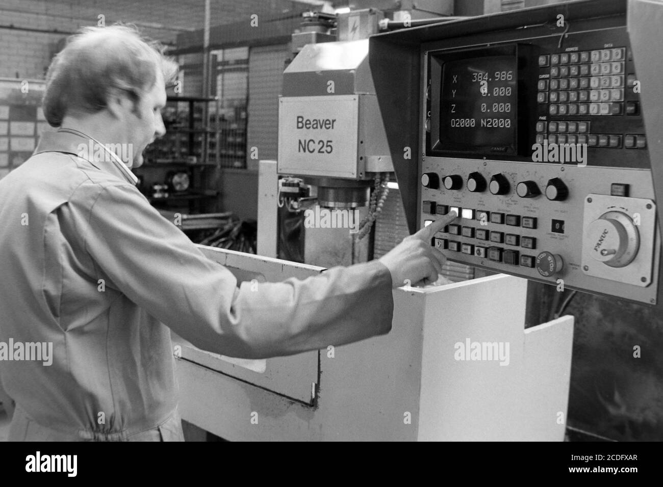 Un ingegnere lavora con macchinari e contribuisce alla costruzione della moto Norton Interpol 2 presso la fabbrica Norton di Shenstone, Lichfield, Staffordshire. 10 agosto 1987. Foto: Neil Turner Foto Stock