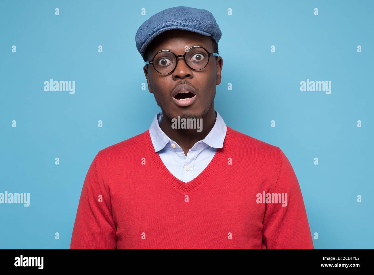 Uomo che tiene la bocca aperta, sentendosi stressato dopo aver dimenticato di incontrarsi. Foto Stock