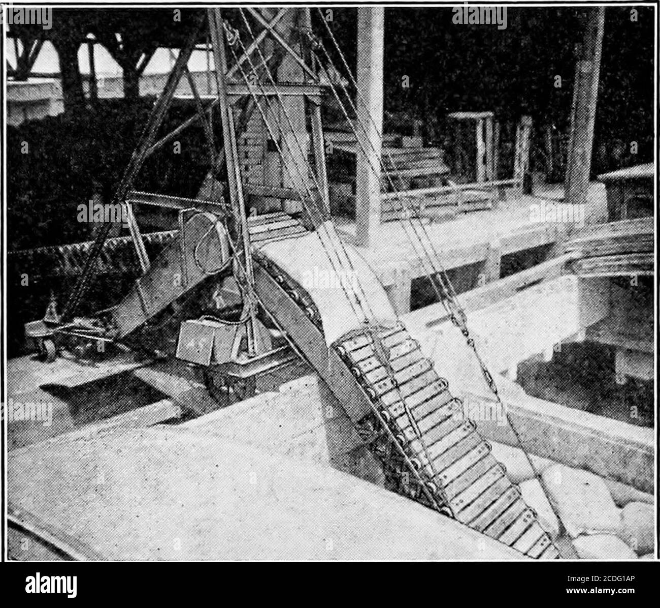 . Manipolazione dei materiali ciclopedia; un libro di riferimento che copre le definizioni, le descrizioni, le illustrazioni e i metodi d'uso delle macchine per la movimentazione dei materiali impiegate nell'industria. Chiatte o imbarcazioni di tipo ter, fluviale, fluviale e lacustre. L'estremità di regolazione o scarico segue l'innalzamento e la caduta dei 360 CONVOGLIATORI E ELEVATORI PER la chiatta DI MATERIALE CONFEZIONATO in modo da eliminare praticamente tutto il sollevamento manuale. In imbarcazioni coperte o in stiva o chiatte il vettore opera attraverso la botola laterale o del ponte, spesso lavorando in conjunc-tion con un trasportatore portatile nella barca o sul dock.Where, in carico o unloa Foto Stock