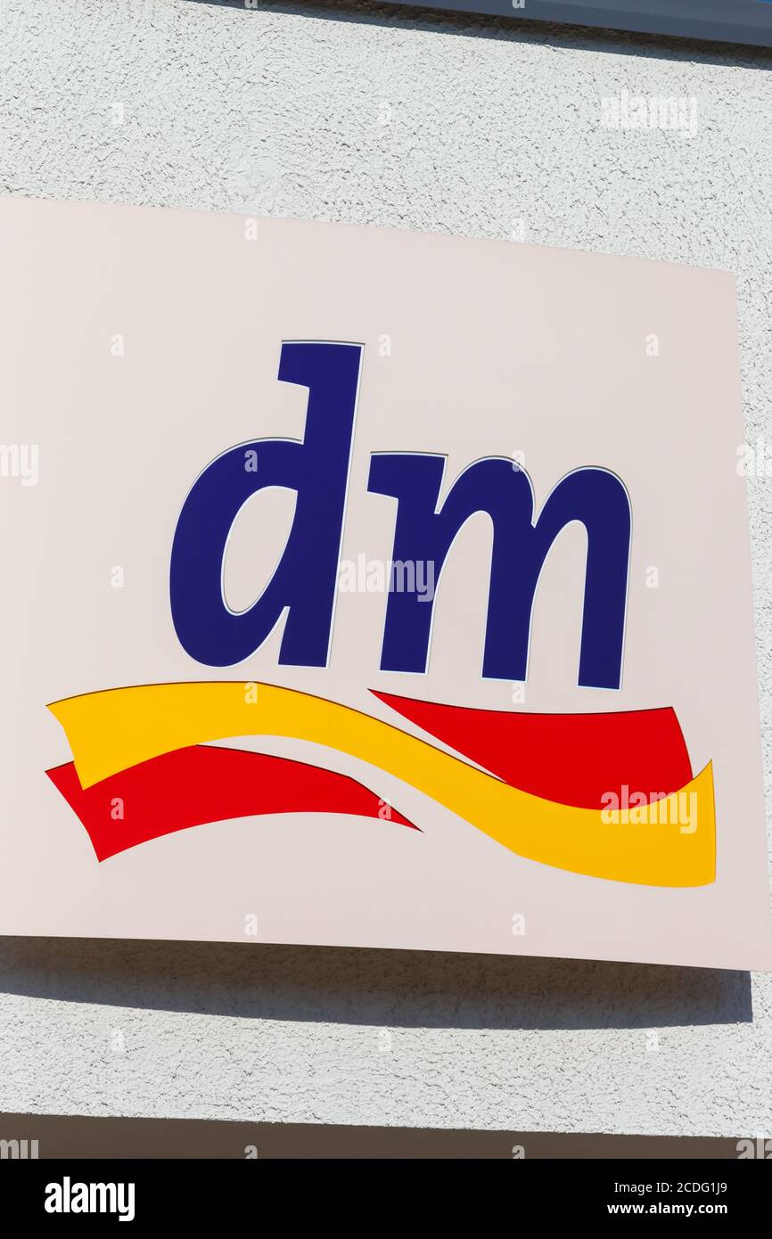 Stoccarda, Germania - 17 maggio 2020: dm Markt drugstore logo segno negozio di droga in formato ritratto in Germania. Foto Stock