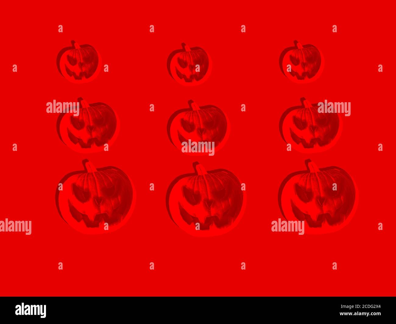 Le zucche rosse di Halloween sembrano pazzesche su sfondo sanguinoso Categoria Foto Stock