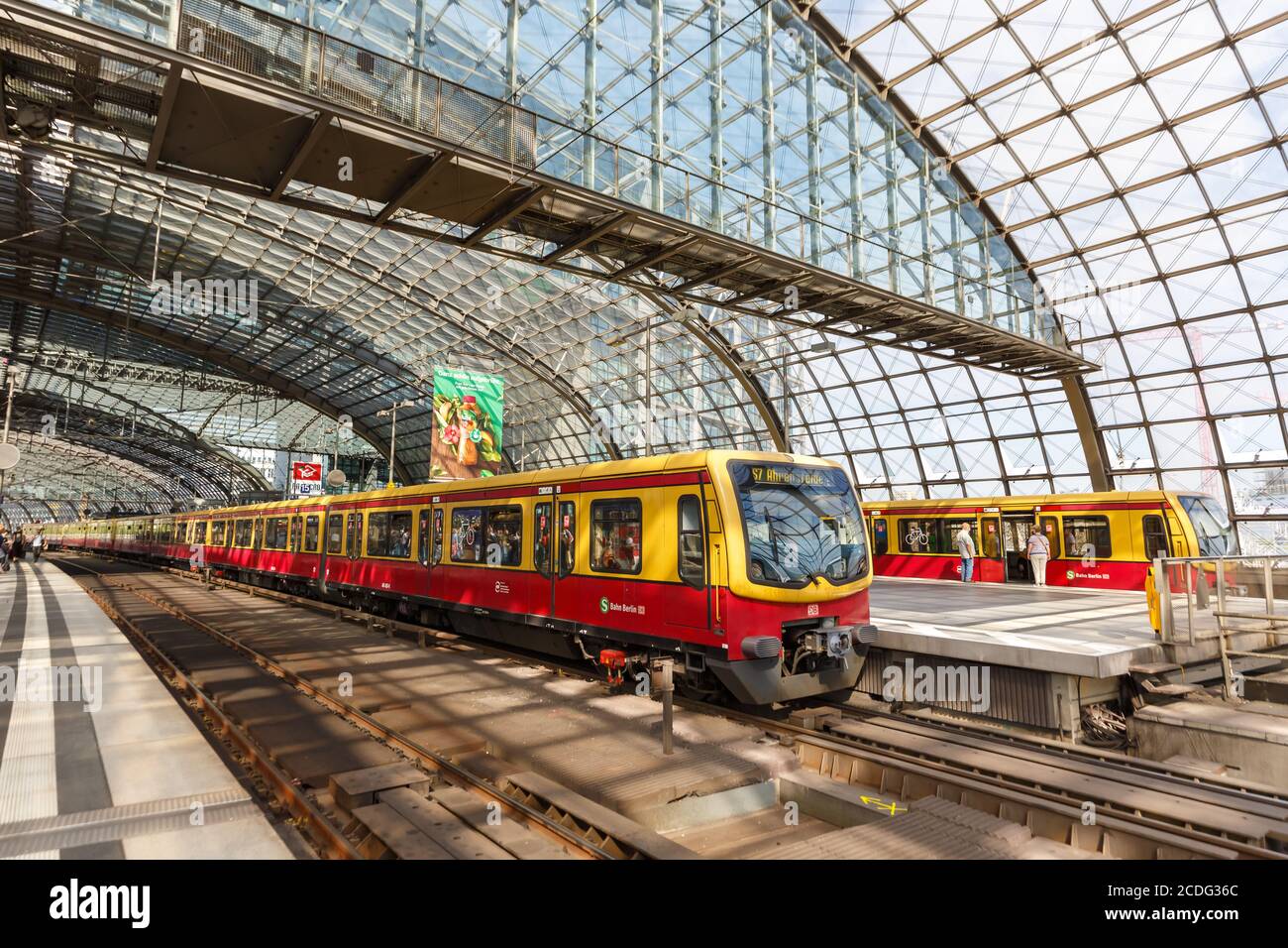 Berlino, Germania - 20 agosto 2020: Treno S-Bahn Berlino S Bahn alla stazione centrale Hauptbahnhof Hbf in Germania. Foto Stock