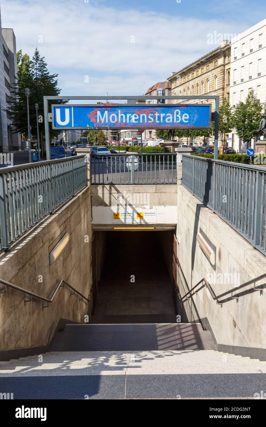 Berlino, Germania - 20 agosto 2020: Mohrenstraße Berlino stazione della metropolitana Mohrenstrasse U-Bahn formato ritratto in Germania. Foto Stock