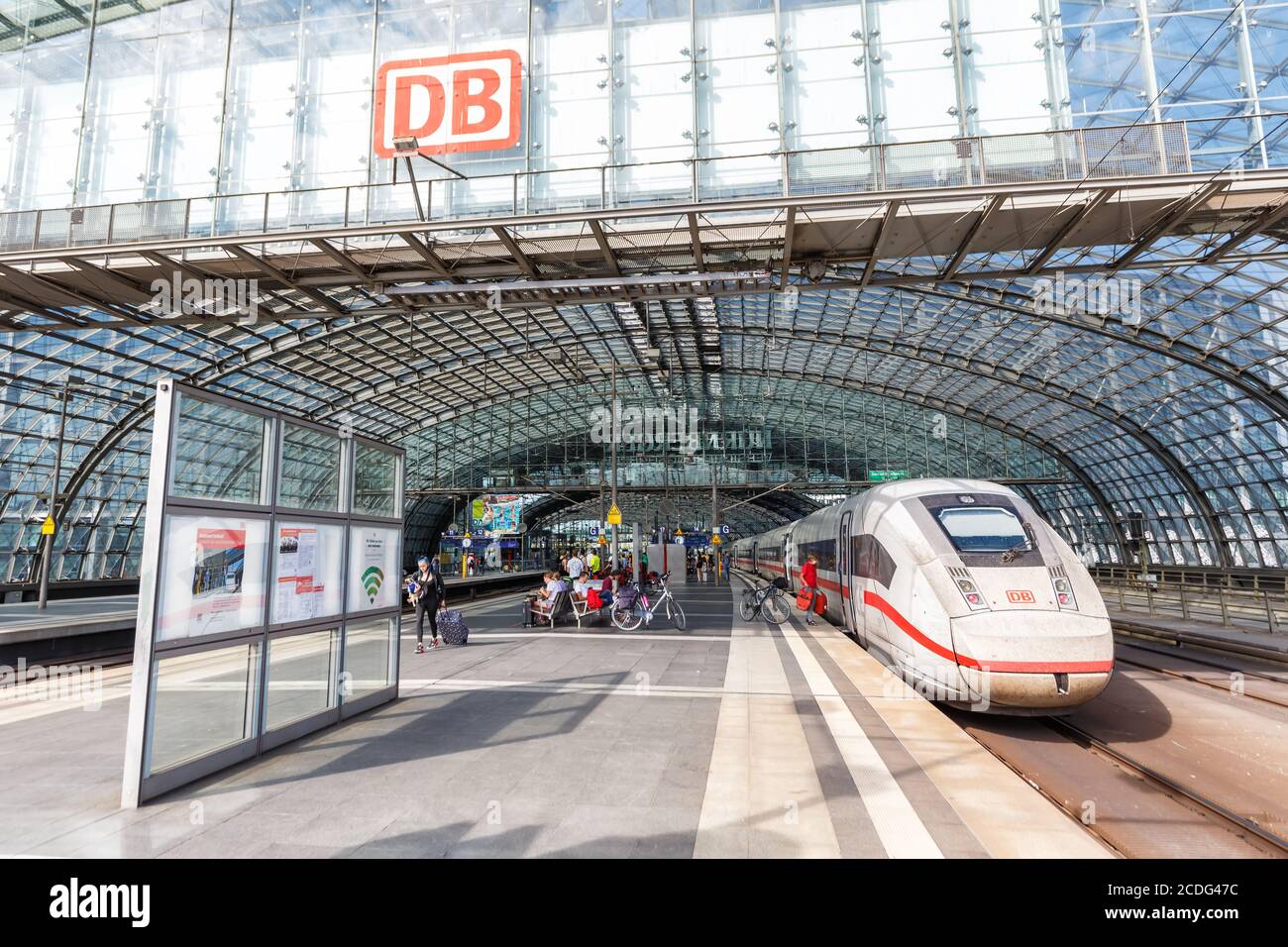Berlino, Germania - 20 agosto 2020: Treno AD alta velocità ICE 4 alla stazione ferroviaria centrale di Berlino Hauptbahnhof Hbf in Germania. Foto Stock