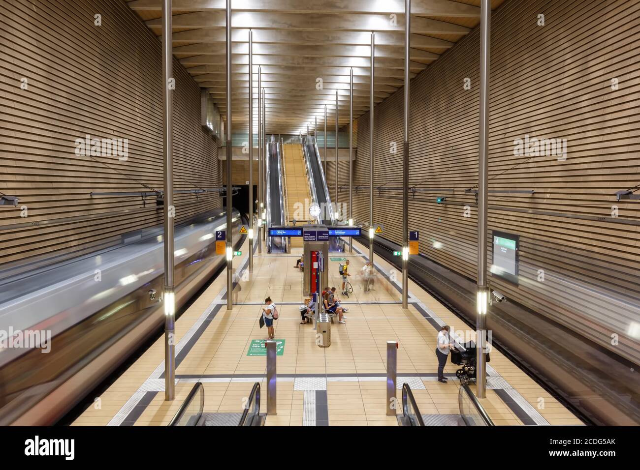 Lipsia, Germania - 19 agosto 2020: S-Bahn Lipsia City-Tunnel stazione ferroviaria Markt S Bahn in Germania. Foto Stock