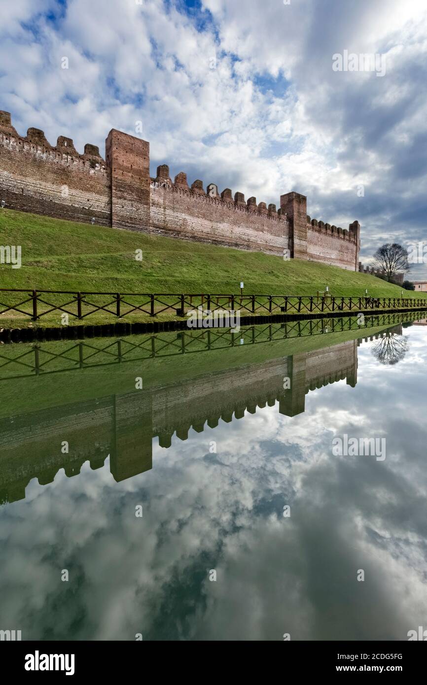 Cittadella: Torri e mura medievali si riflettono nel fossato. Provincia di Padova, Veneto, Italia, Europa. Foto Stock