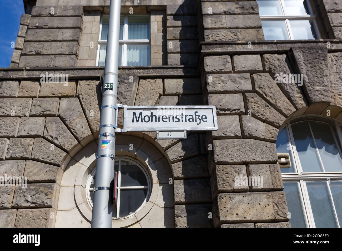 Berlino, Germania - 20 agosto 2020: Mohrenstraße Berlin Mohrenstrasse nome del cartello in Germania. Foto Stock