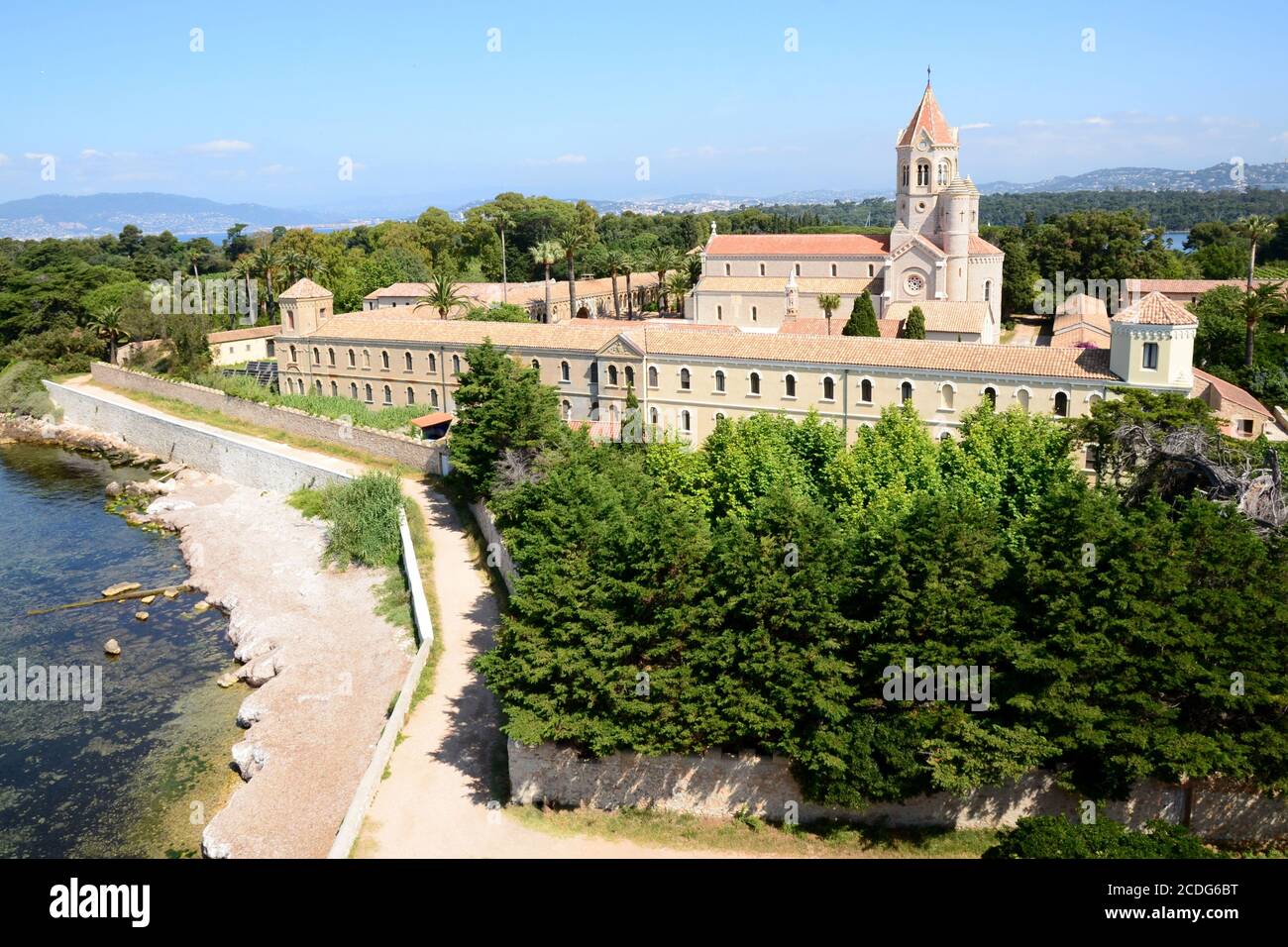 Francia, costa azzurra, Mar mediterraneo, sull'isola di Saint Honorat, nella baia di Cannes, un luogo tranquillo per il monastero dell'abbazia di Lerins. Foto Stock