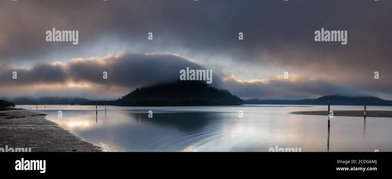 Inizia la giornata con le nuvole sul fiume e sulle isole di Mooney Mooney sul fiume Hawkesbury, Central Coast, NSW, Australia Foto Stock