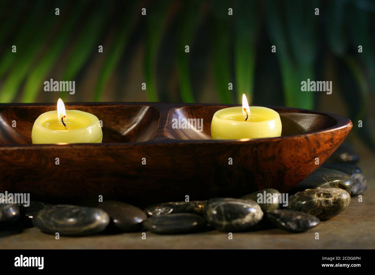 Pietre per massaggi e candele per il centro benessere Foto stock - Alamy