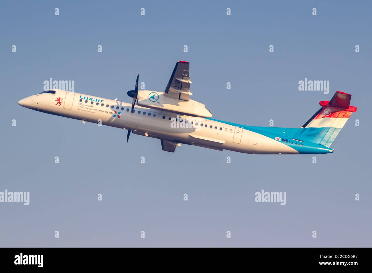 Milano, Italia - 15 febbraio 2018: Aereo Luxair Bombardier DHC-8-400 all'aeroporto di Milano Malpensa (MXP) in Italia. Foto Stock