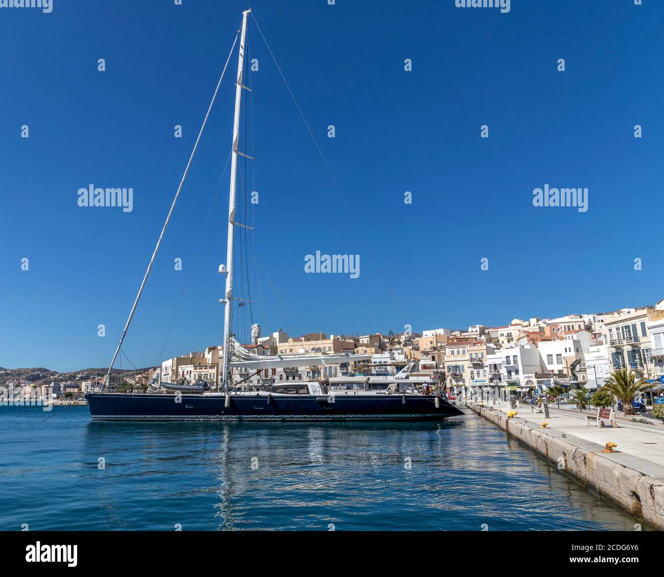 Ermoupolis: 28 agosto 2020. Blu bella barca a vela ormeggiata nel porto di Ermoupolis a Syros, Grecia. Syros 28,2020 agosto, Grecia. Foto Stock