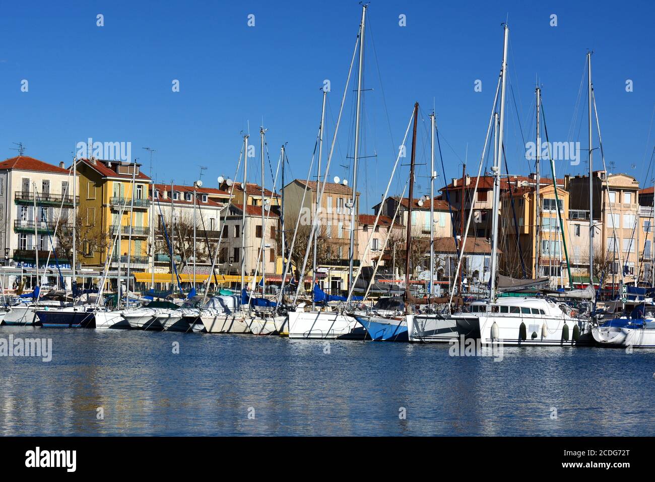 Francia, costa azzurra, il porto e la località balneare di Golfe Juan in mediterraneo. Foto Stock