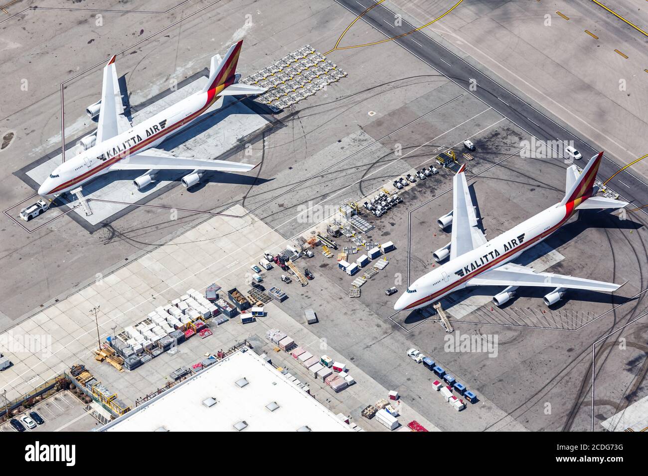 Los Angeles, California - 14 aprile 2019: Kalitta Air Boeing 747-400BCF aerei a Los Angeles International Airport (LAX) in California vista aerea Foto Stock