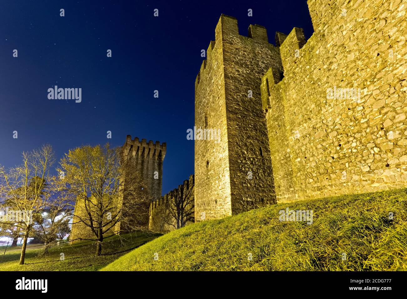 Notte di luna piena sulle mura medievali del castello carraese in Este. Provincia di Padova, Veneto, Italia, Europa. Foto Stock