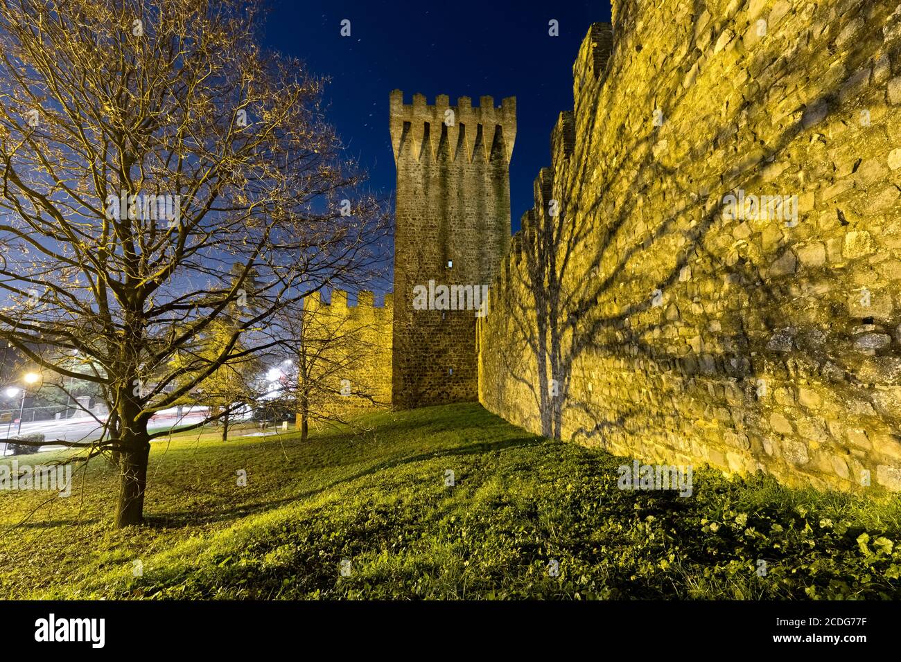 Notte di luna piena sulle mura medievali del castello carraese in Este. Provincia di Padova, Veneto, Italia, Europa. Foto Stock