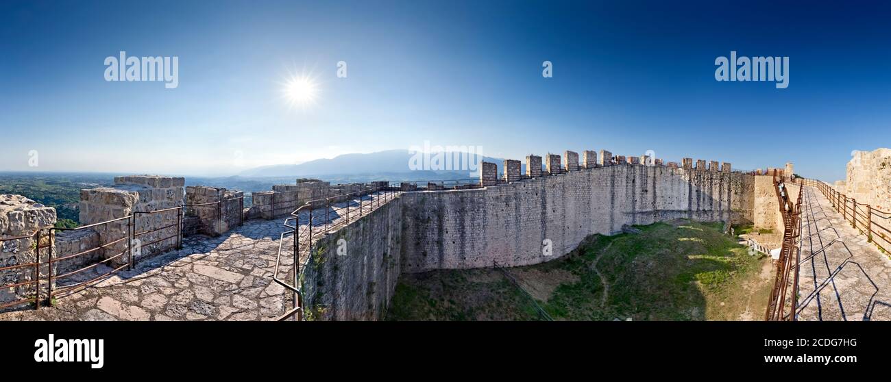 La Rocca Asolo è una fortezza situata sulla cima del Monte Ricco: È il simbolo del paese di Asolo. Provincia di Treviso, Veneto, Italia, Europa. Foto Stock