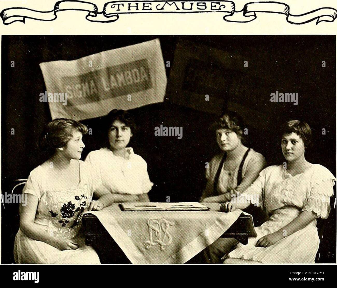 . La Muse . ^FF1^-^. Wilson R. Harding primo dibattito Sigma Lambda vs Epsilon Alpha PiMonday sera, 15 marzo 1915 risolto: Che il cambiamento rapido attuale nella moda è desiderabile. AffirmativeSigma Lambda - Ruby Thorn, IS, e Courtney Crowther, 15. NegativeEpsilon Alpha Pi - Rena Harding, 16, e Josephine Wilson, 16. Deciso a favore del negativo. Giudici: Sig.ra Leatherman, della Commissione della Biblioteca di Stato.Prof Metcalf, di A. & M. College.MR William C. Harris. Sig.na Matilda Hancock, di Alpha Rho, presidente. Foto Stock