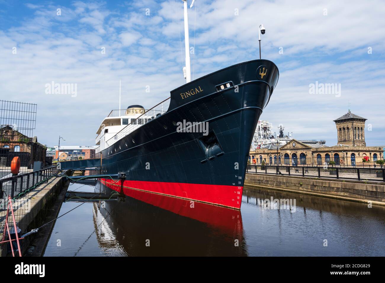 MV Fingal hotel galleggiante di lusso permanentemente ormeggiato in Albert Dock nel Porto di Leith, Edimburgo, Scozia, Regno Unito Foto Stock