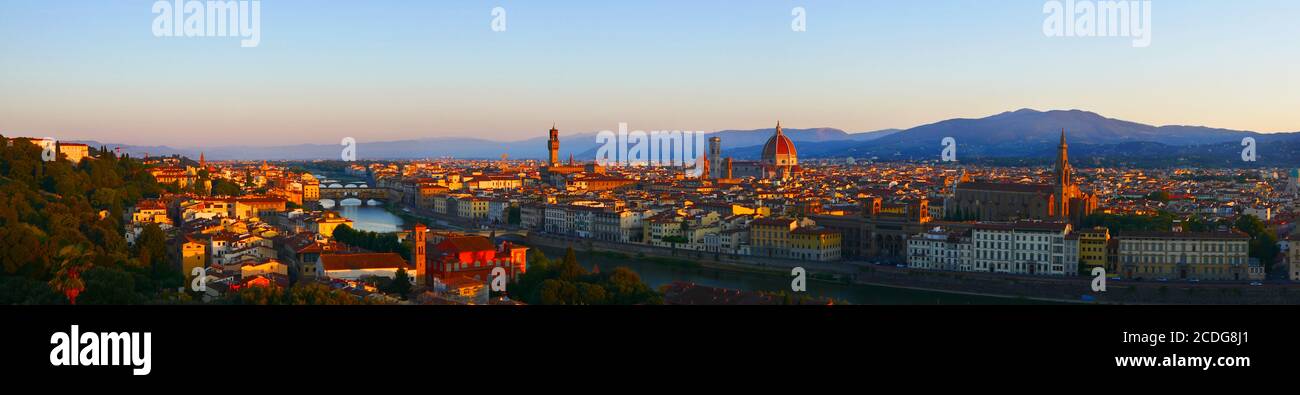 Firenze, Italia: Panorama sulla città in un ambiente estivo Foto Stock