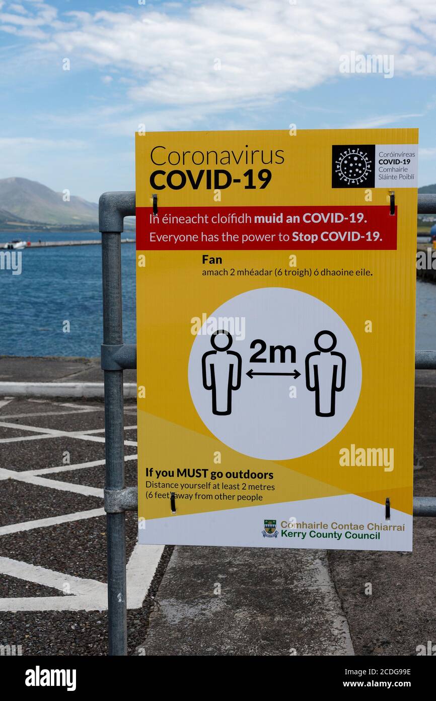 Covid-19 segno di allontanamento sociale in lingua inglese e irlandese, County Kerry, Irlanda Foto Stock