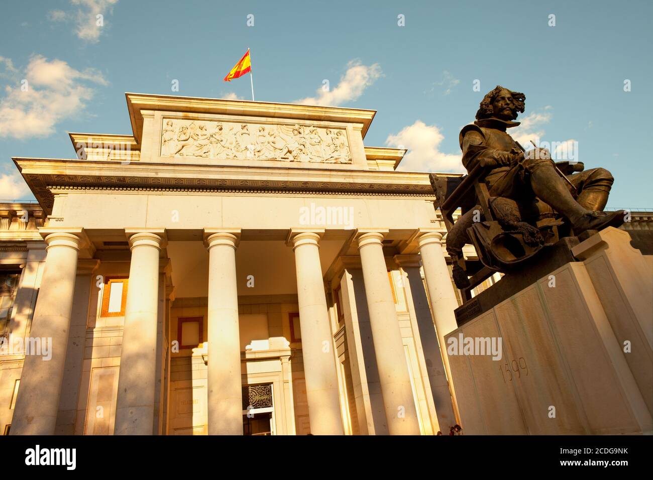 Madrid, Spagna - particolare della facciata del Museo del Prado e della statua del pittore Velazquez. Foto Stock