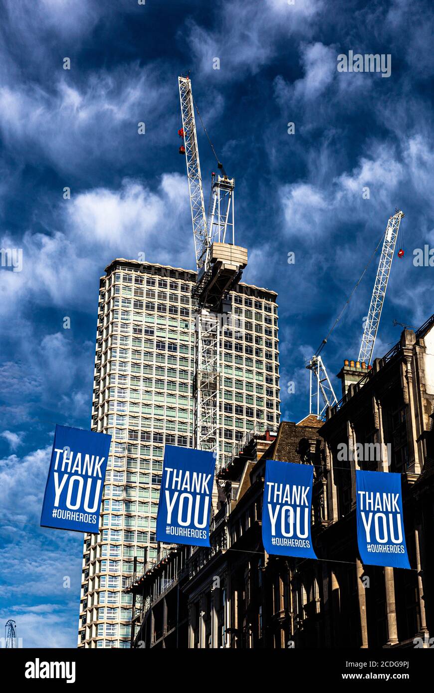 Banner Center Point e Thank You appesi su Oxford Street, Londra, Inghilterra, Regno Unito. Foto Stock