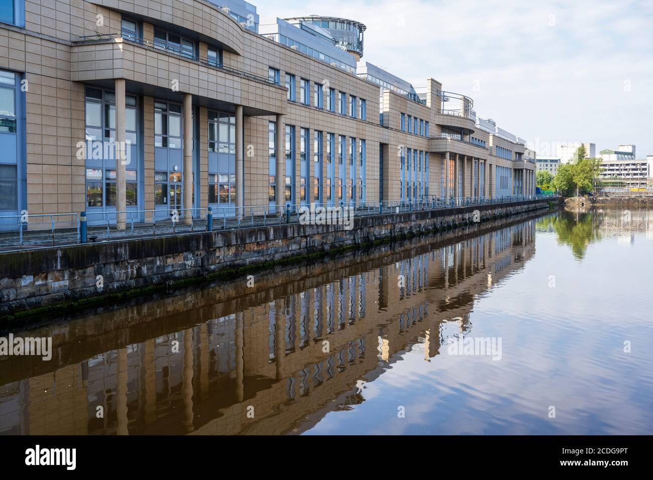 Scottish Government Building su Victoria Quay visto da Ocean Drive a Leith, Edimburgo, Scozia, Regno Unito Foto Stock