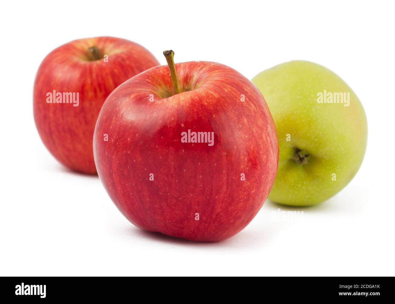 Due mele rosse e una verde su bianco Foto Stock