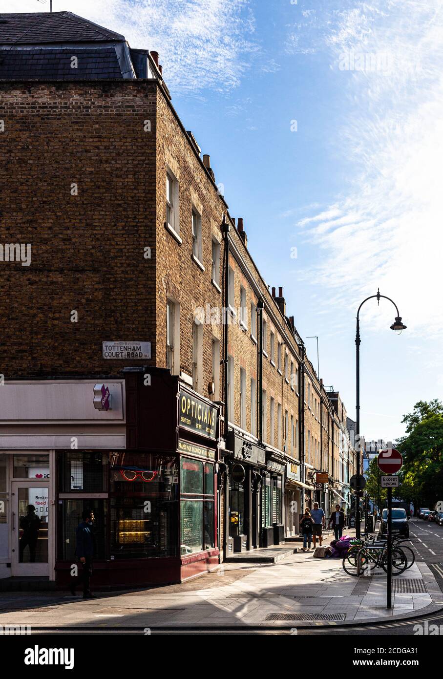 Una fila di case georgiane a tre piani su Percy Street, Londra, Inghilterra, Regno Unito. Foto Stock