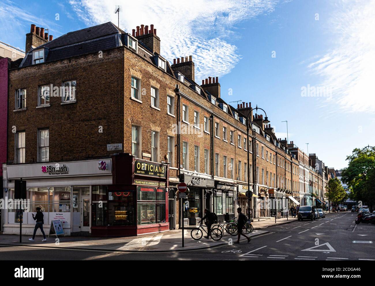 Una fila di case georgiane a tre piani su Percy Street, Londra, Inghilterra, Regno Unito. Foto Stock