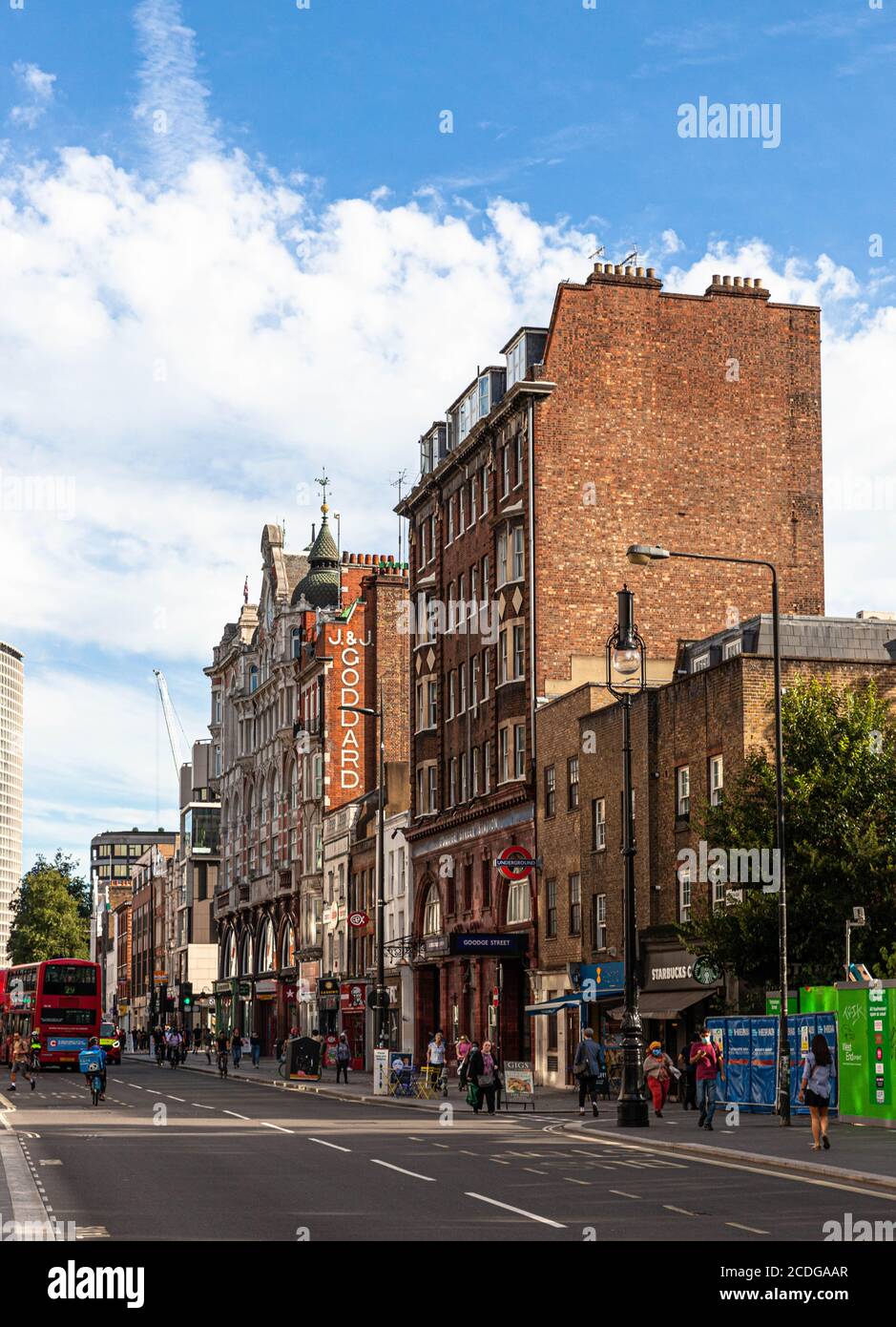 Vita quotidiana su Tottenham Court Road, Londra, Inghilterra, Regno Unito. Foto Stock