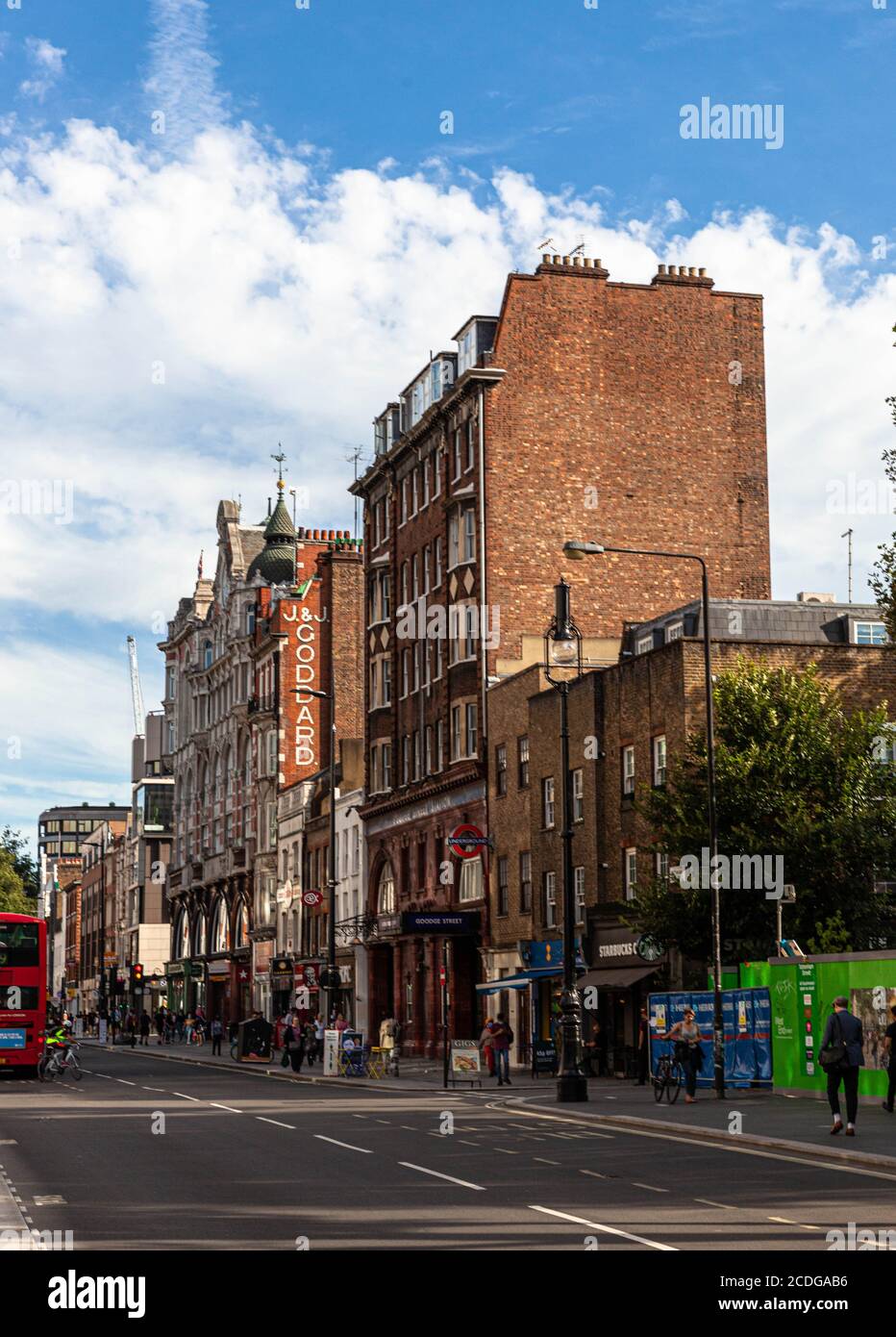 Vita quotidiana su Tottenham Court Road, Londra, Inghilterra, Regno Unito. Foto Stock