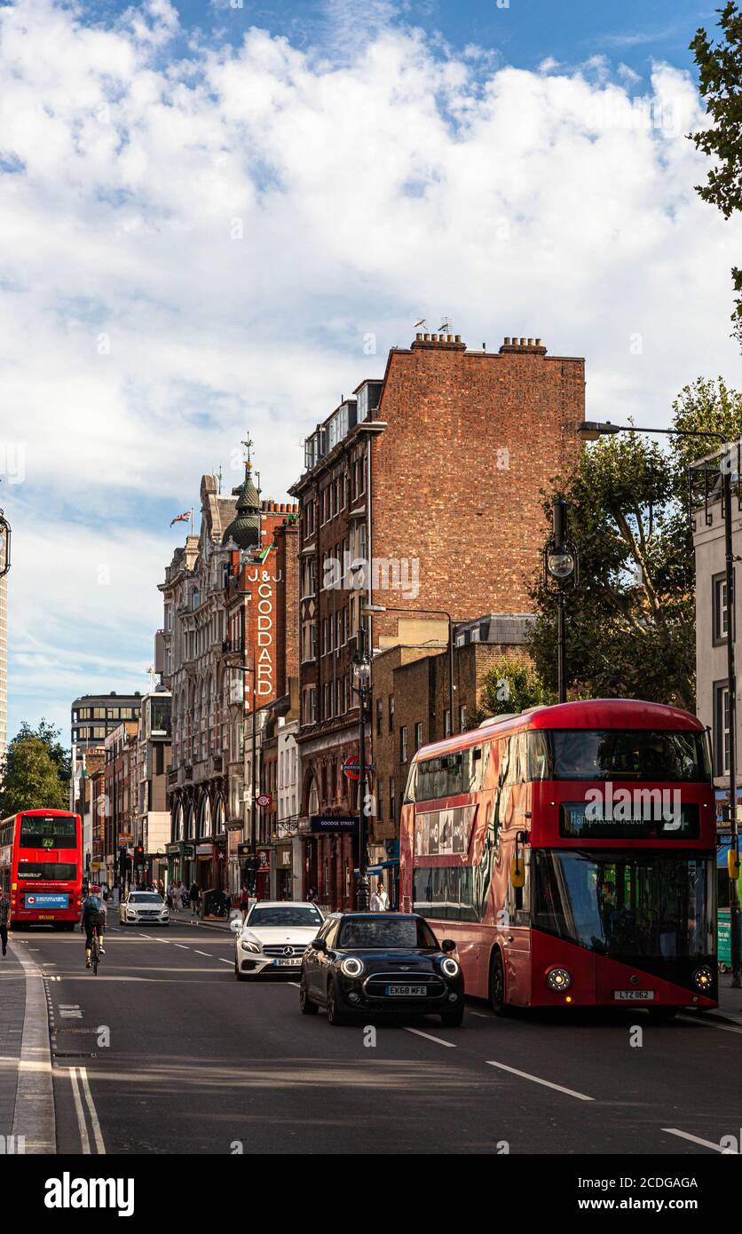 Vita quotidiana su Tottenham Court Road, Londra, Inghilterra, Regno Unito. Foto Stock