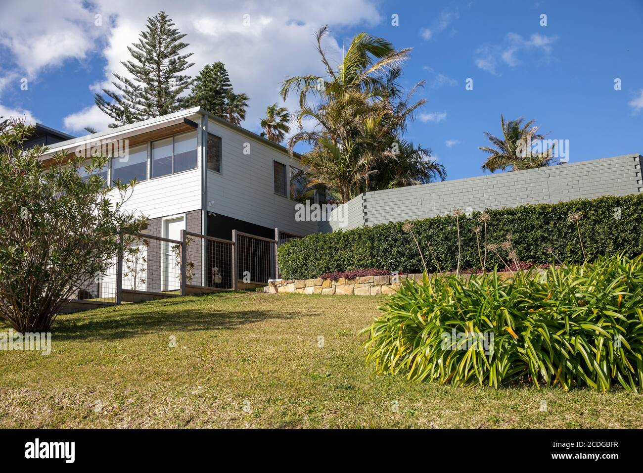 Casa indipendente australiana ad Avalon con giardino domestico e piante, Sydney, Australia Foto Stock
