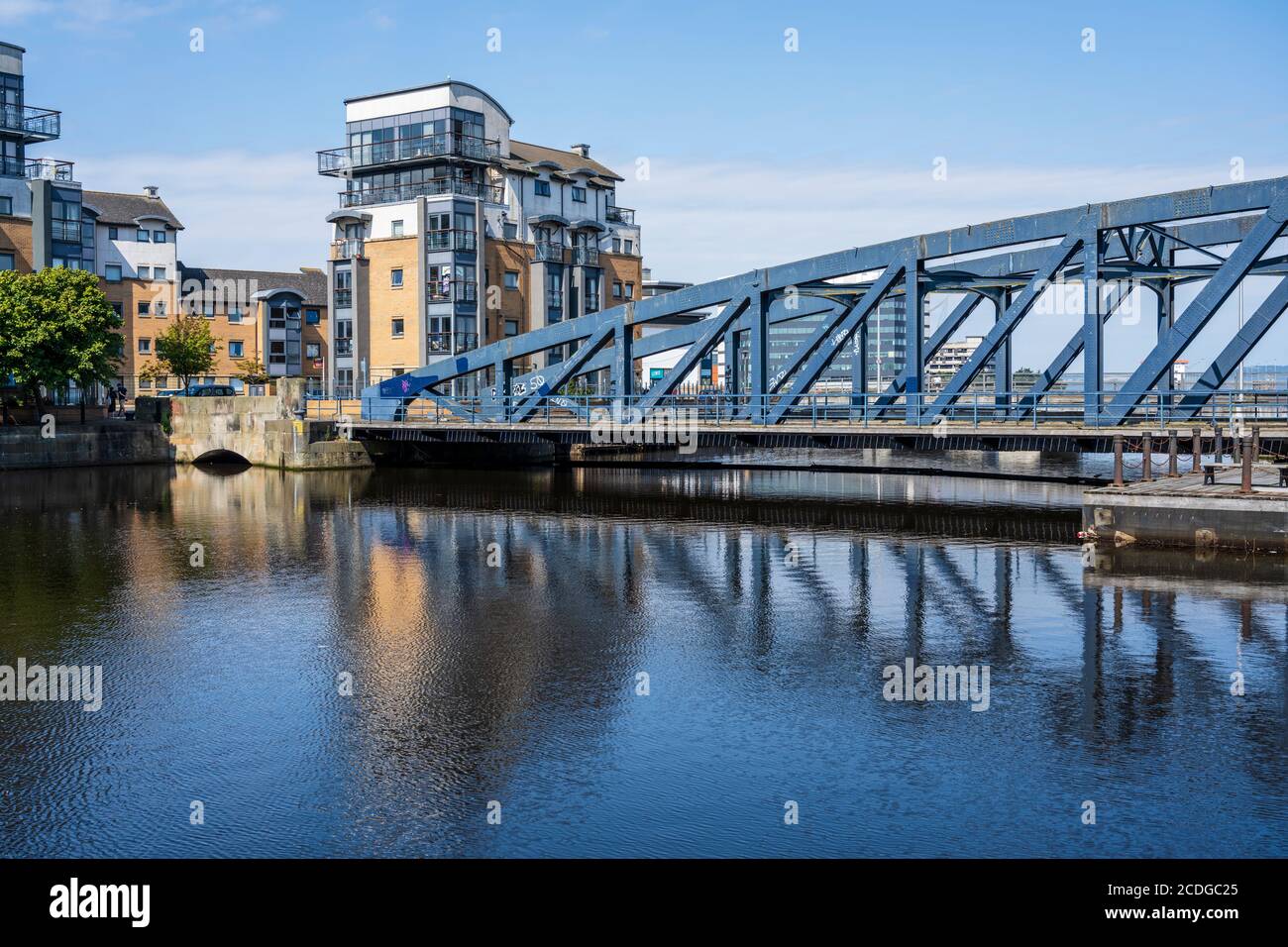 Moderni appartamenti sull'isola di Rennie e sul Victoria Swing Bridge si riflettono nelle acque di Leith a Leith, Edimburgo, Scozia, Regno Unito Foto Stock