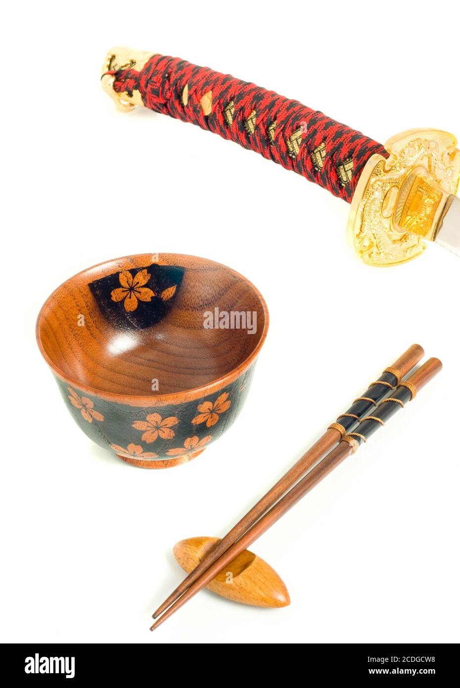 Katana giapponese, bastoncini di pollo e ciotola Foto Stock