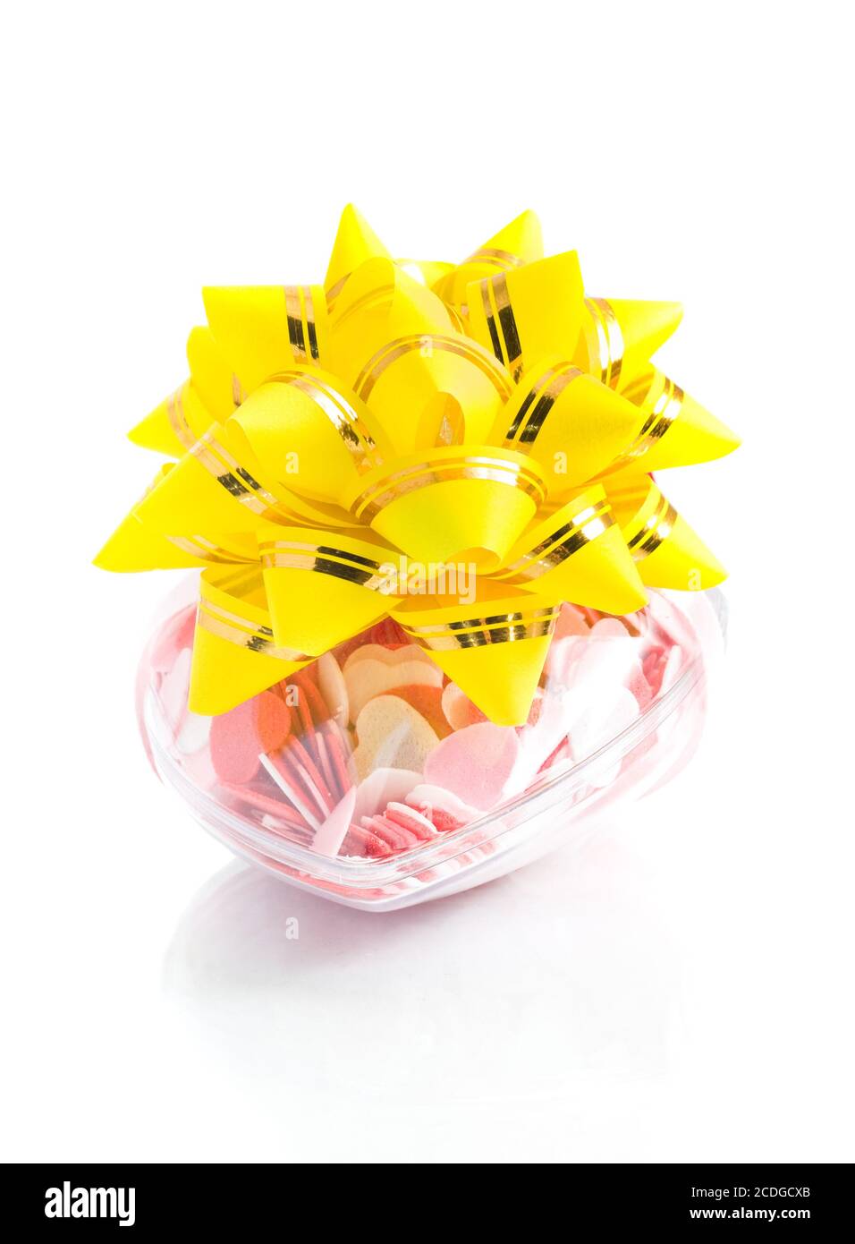 Amore - inchino giallo sulla cassa con i cuori Foto Stock