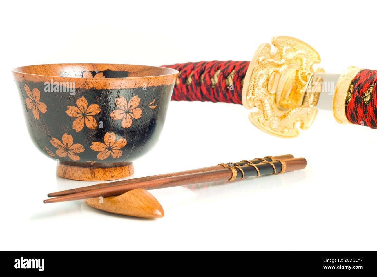 Cultura giapponese. Katana, bastoncini di pollo e ciotola Foto Stock