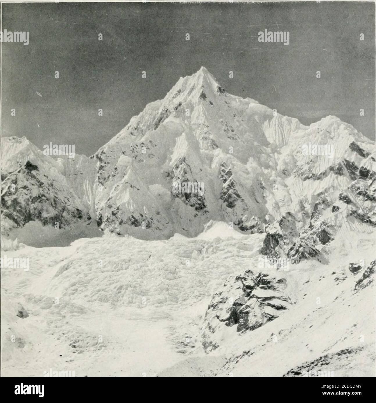 . Intorno Kangchenjunga; una storia di viaggio ed esplorazione della montagna. Pronti sono stati in piedi - alcuni pendii o costolette possono berevealed da cui un alpinista più fortunato raggiungerà oneday fino all'ultimo picco della fantastica onda nevosa che pende su quelle scogliere splendenti. Sia un'attenta minaccia che la neve con il dovuto rispetto, o in più sensi può godere di una vista di Pisgah. Con Siniolchum a portata di mano non era facile prestare attenzione a nessuna delle minori bellezze delle alture. Eppure, le fotografie di AsSionor Sellas mostrano, Siniolchum è stato solo una caratteristica nella vista dal nostro alto persico sopra lo ZemuGlac Foto Stock