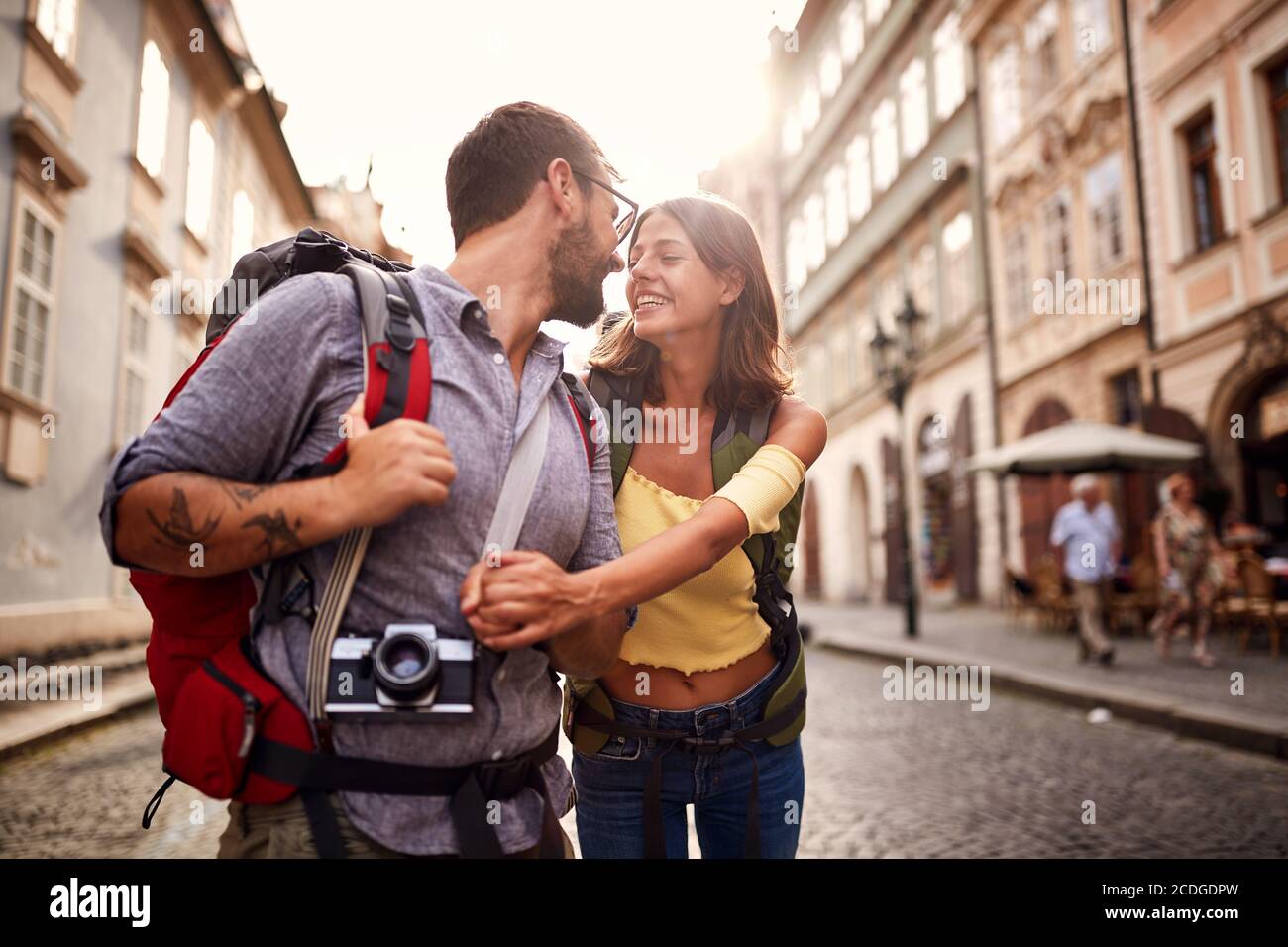 giovane coppia felice in viaggio d'amore, avendo un buon tempo sulla strada. Foto Stock