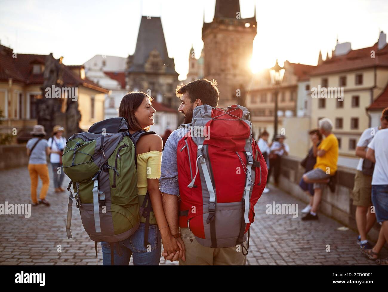 giovane felice uomo e donna in viaggio amore, avere un buon tempo in strada al tramonto. Foto Stock