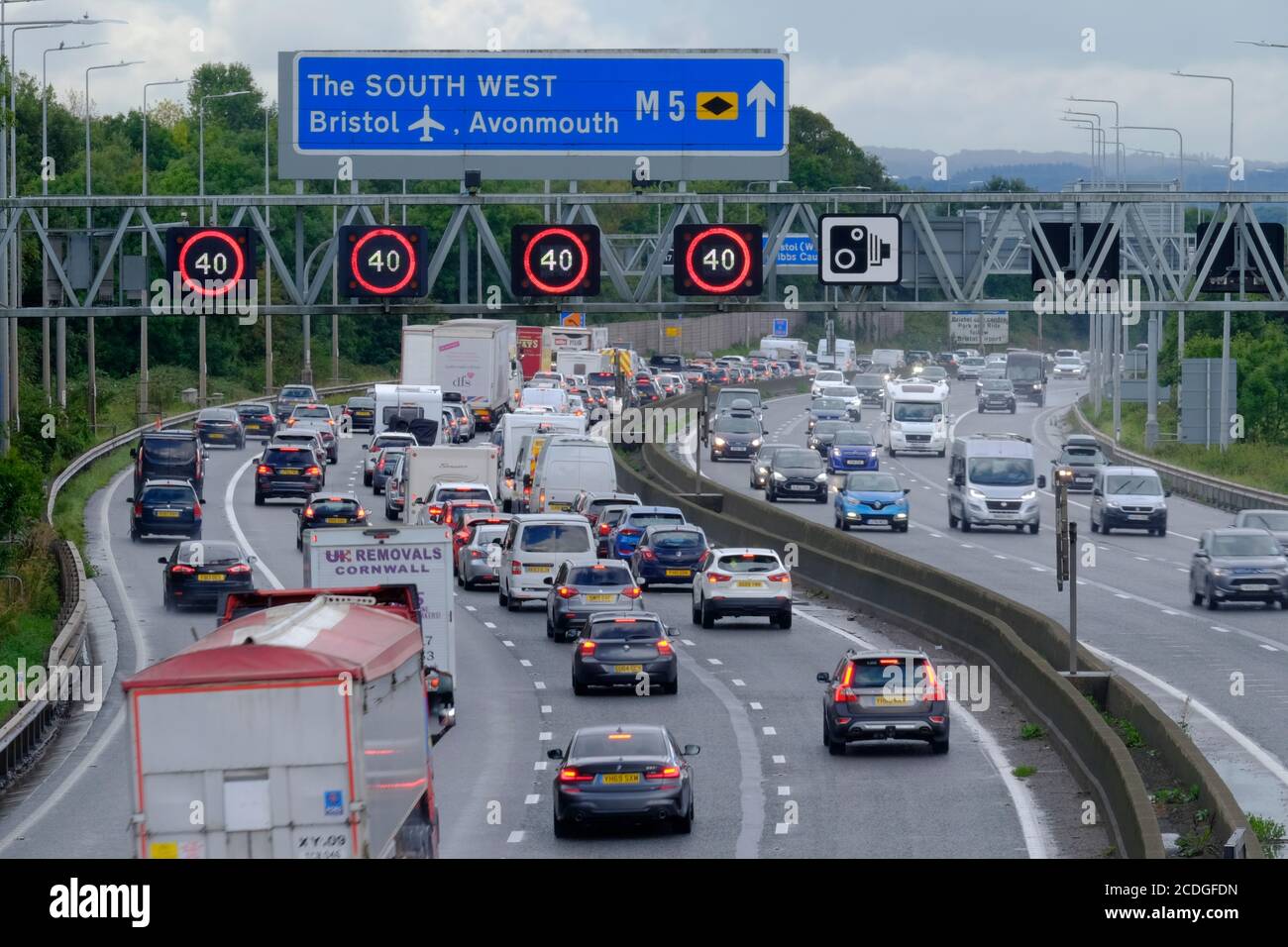 Bristol, Regno Unito. 28 Agosto 2020. Pioggia intensa intermittente e traffico pesante in direzione sud rallentano i progressi dell'autostrada in agosto Bank Holiday. Molte auto hanno le loro luci accese a mezzogiorno. Credit: JMF News/Alamy Live News Foto Stock