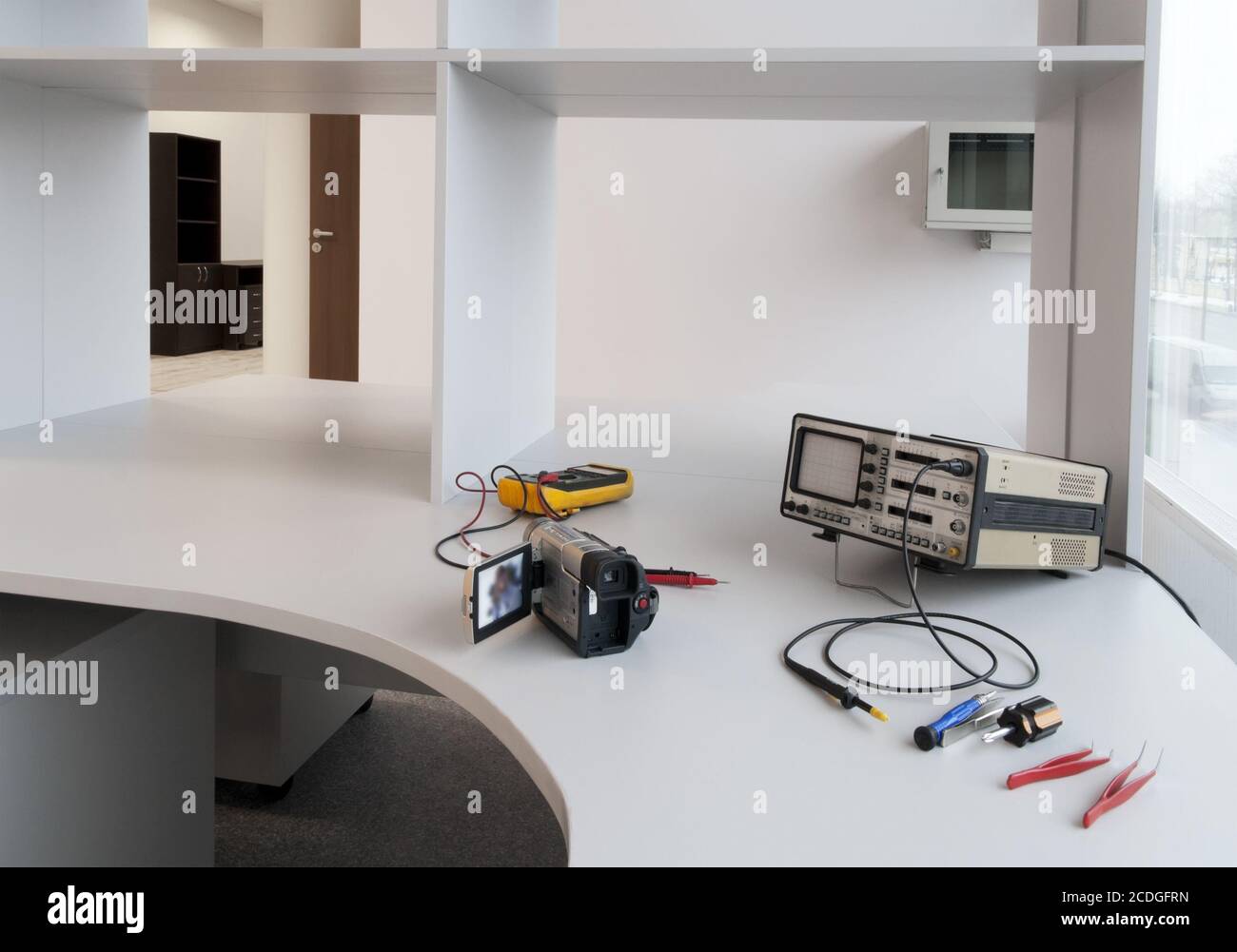 Luogo di lavoro standard per la riparazione di dispositivi elettronici Foto Stock