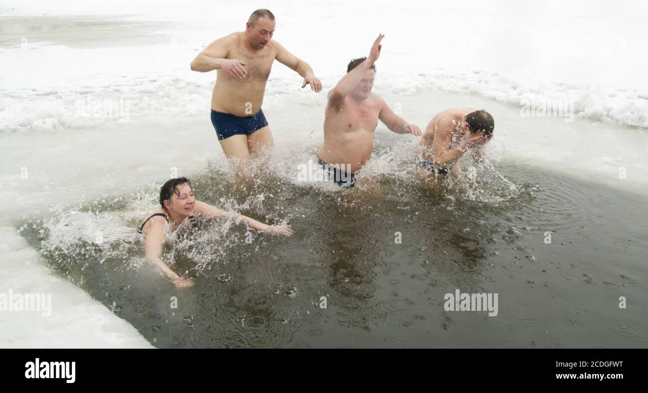 VILNIUS, Lituania - 5 febbraio: gli appassionati di nuoto invernale prendere un bagno in acqua di ghiaccio il 5 febbraio 2011 a Vilnius Lithuan Foto Stock